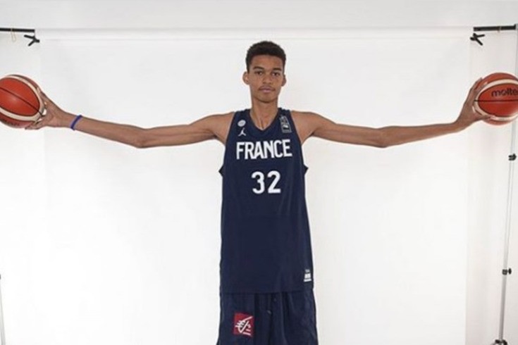 É francês, tem 18 anos, 2,23 metros e ainda nem chegou à NBA, mas