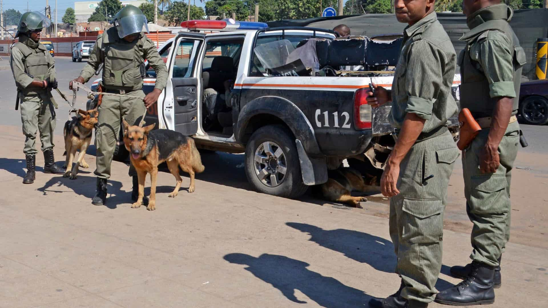 Polícia moçambicana passa rusga a instalações da Renamo e confisca 40 armas  3:15