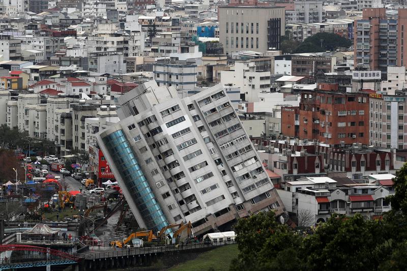 Taiwan: Earthquake toppled building and “trapped” 400 tourists on ...