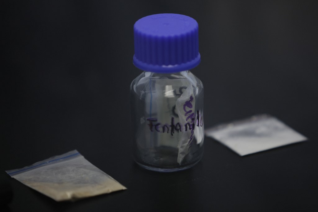 EUA anunciam grande ação contra chineses da cadeia de produção de fentanil  – Observador
