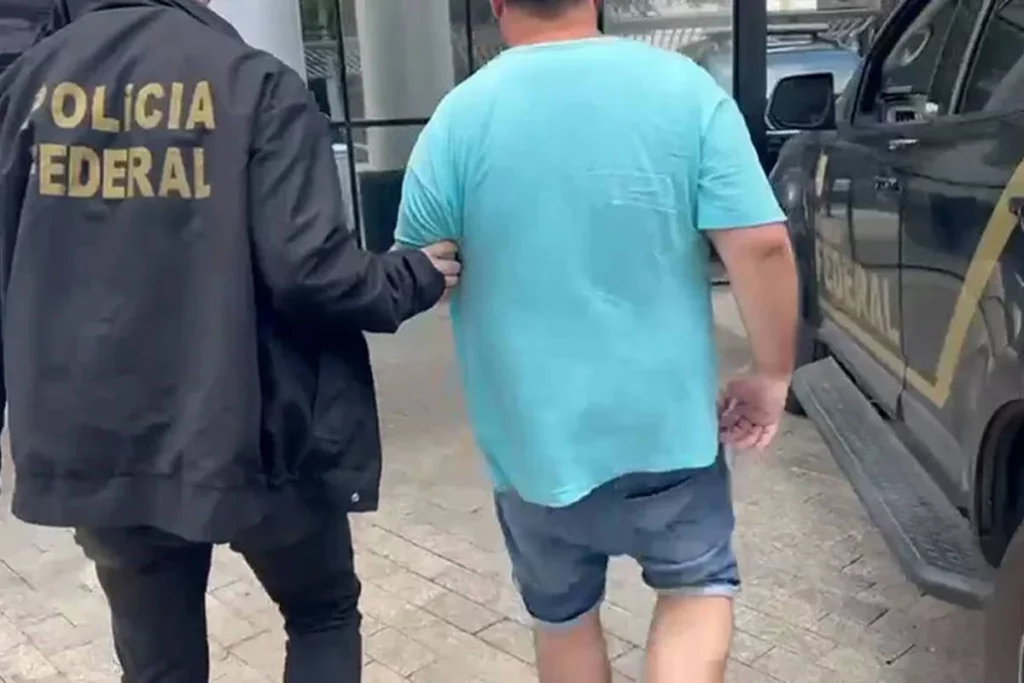 Agentes federais cumpriram um mandado de prisão contra o suspeito, nascido na cidade do Porto, em Portugal. Ele não teve o nome divulgado e, por isso, não foi possível localizar sua defesa. - Divulgação/Polícia Federal