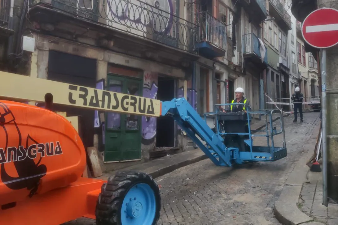 Ainda falta saber o paradeiro de mais dois hóspedes da pensão que ardeu no Porto