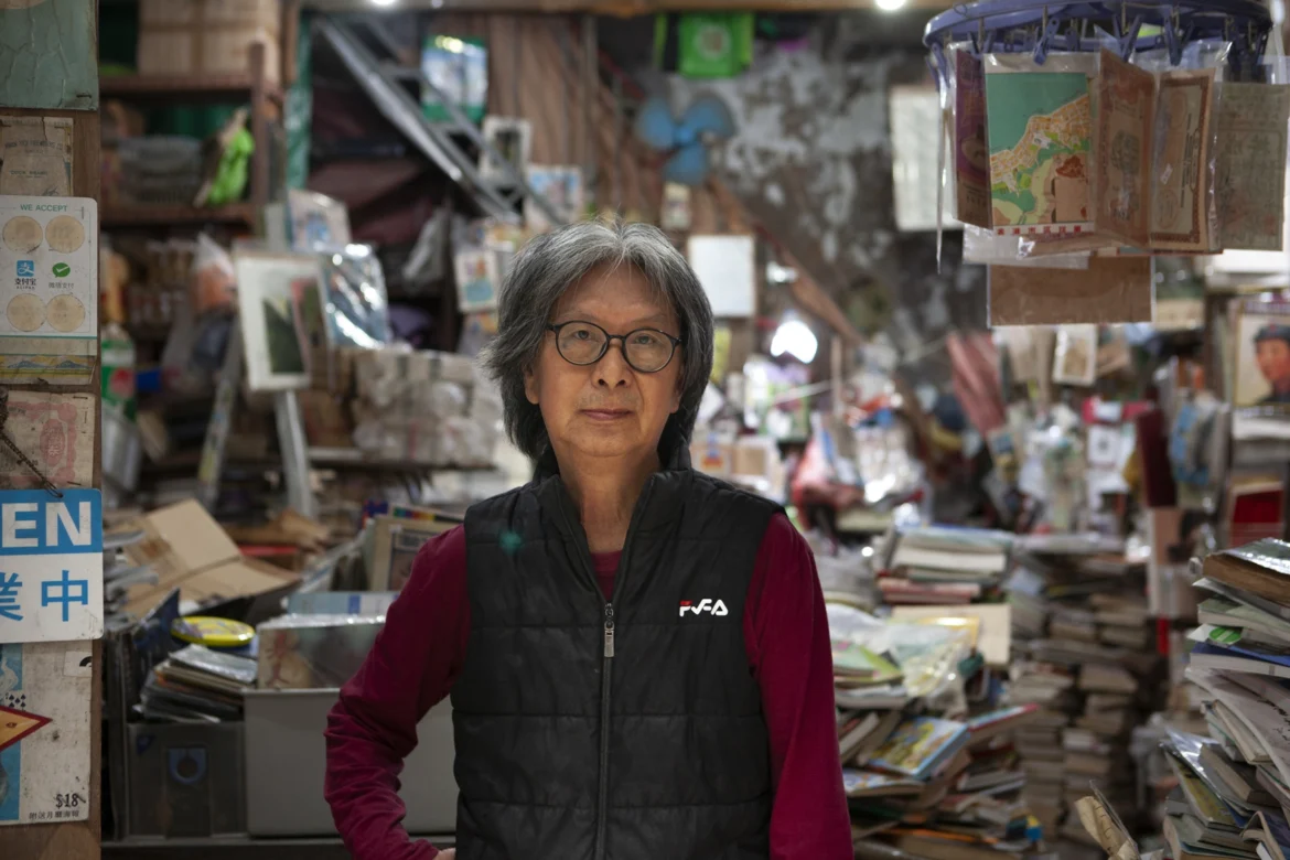 Lao Io Chun-Shop owner of Chun Kei Bookstore-credits-by-Plataforma