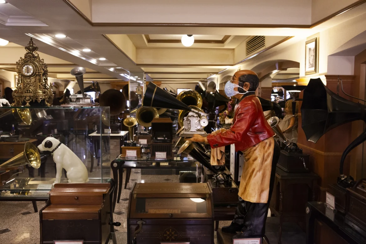 The largest private collections of gramophones in Asia-credits-by-Plataforma