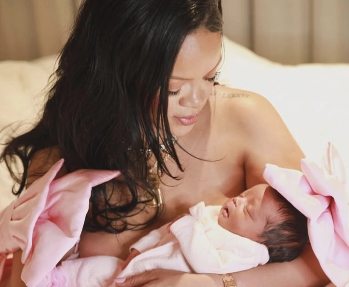 Rihanna apresenta ao mundo a filha Rocki Irish Mayers, image size:1200x989