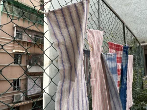 現場的布是盧穎曦家中以前用過的。她在布上 做了特別的效果，希望 令人憶起家的回憶，從 而將家的回憶帶到這個 社區客廳